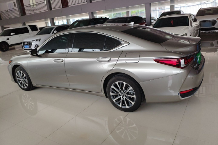 雷克萨斯ES 2023款 200 卓越版车身外观4