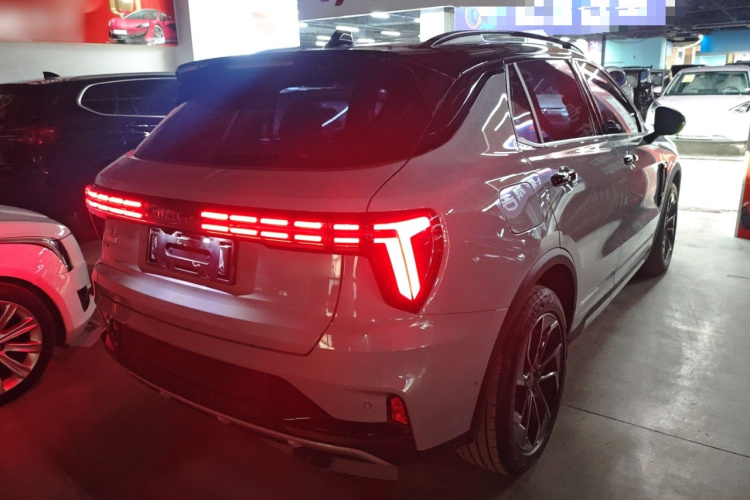 领克01 2023款 1.5TD EM-F 晨曦车身外观7