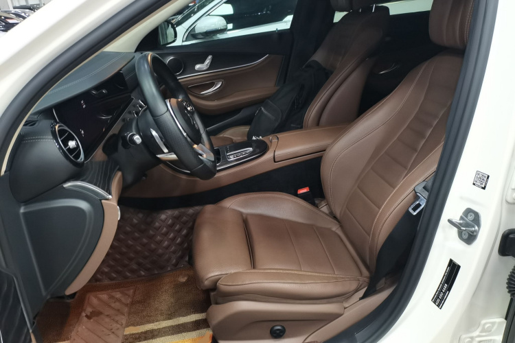 奔驰E级 2019款 E 260 L 运动型中控内饰19