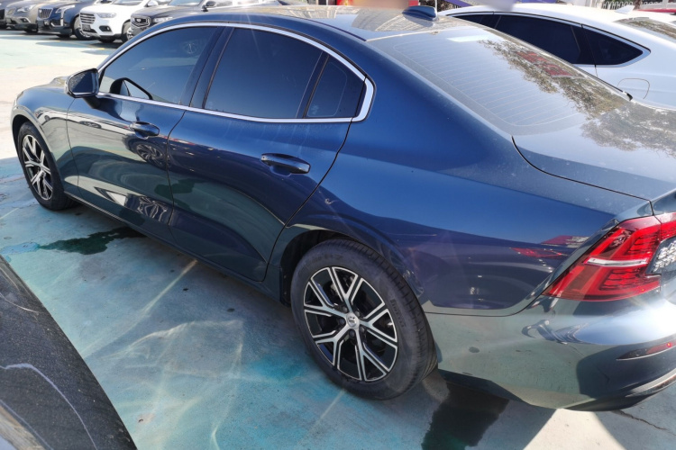 沃尔沃S60 2023款 B4 智逸豪华版车身外观4