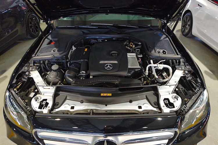 奔驰E级 2019款 E 300 L 运动时尚型机舱底盘24