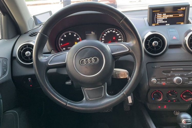 奥迪A1 2014款 30 TFSI Sportback时尚型中控内饰7002