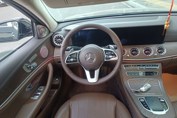 奔驰E级 2016款 E 300 L 时尚型中控内饰13