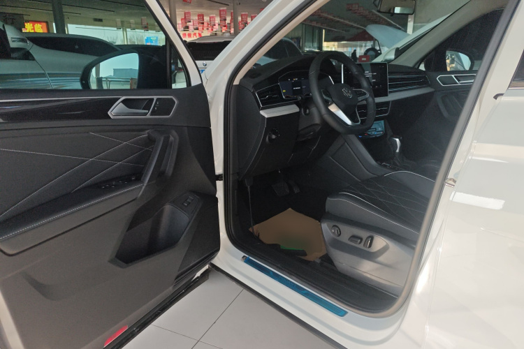 大众 途观L 2024款 300TSI 自动两驱智享版中控内饰20