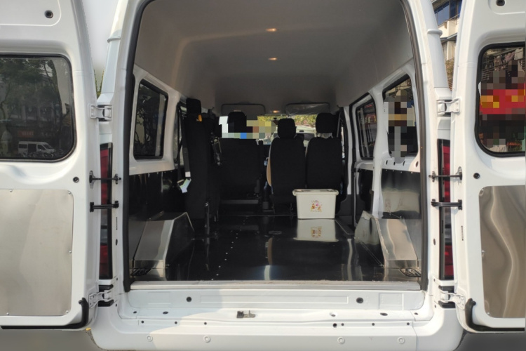 江铃福顺 2025款 2.0T 8AT柴油短轴中顶商运型多功能乘用车5/6座中控内饰23