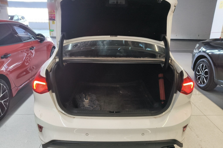 福特 福克斯 2019款 三厢 EcoBoost 180 自动ST Line机舱底盘23