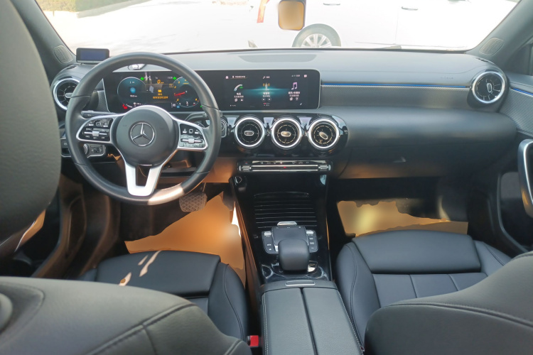 奔驰A级 2020款 改款 A 180 L 运动轿车特殊配置中控内饰7002