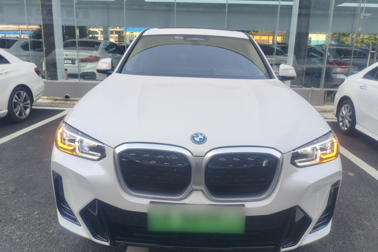 宝马iX3 2024款 领先型车身外观2