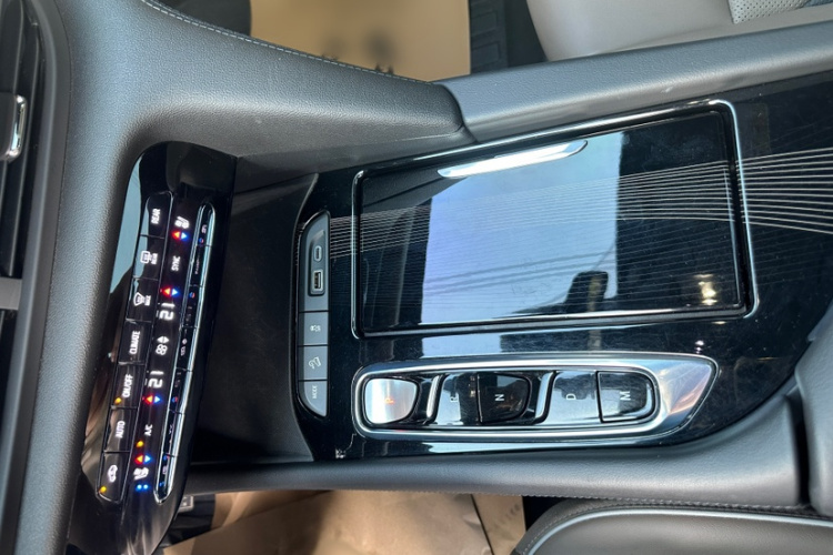 别克 昂科旗 2022款 652T 四驱尊享旗舰型 7座中控内饰7010