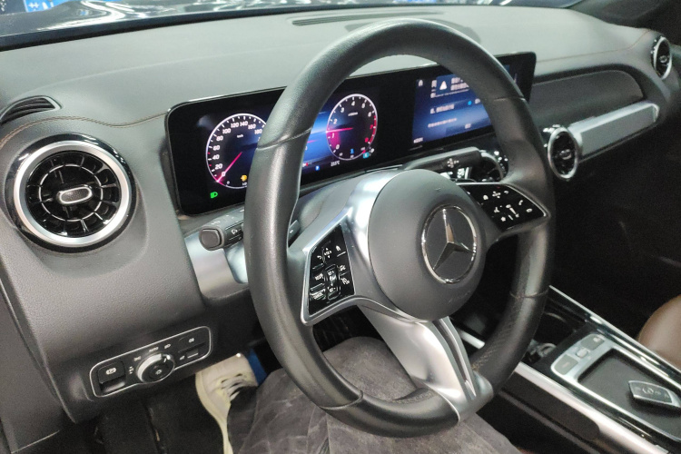 奔驰GLB 2024款 GLB 200 动感型中控内饰12