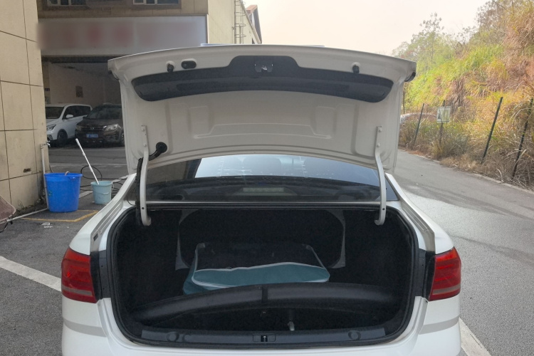 大众 朗逸 2017款 1.6L 自动风尚版机舱底盘23