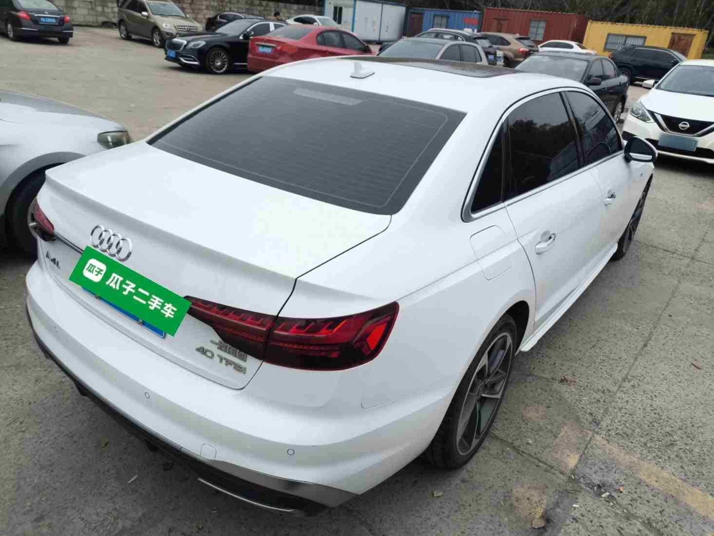车辆右后45度外观展示