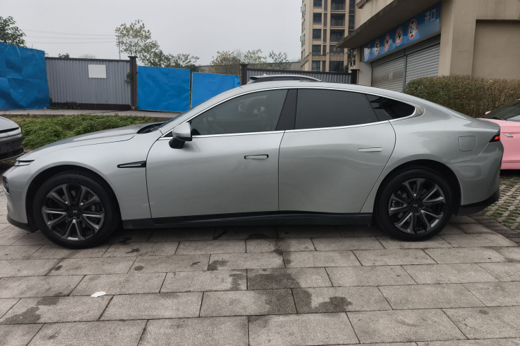 小鹏P7 2022款 586G车身外观4