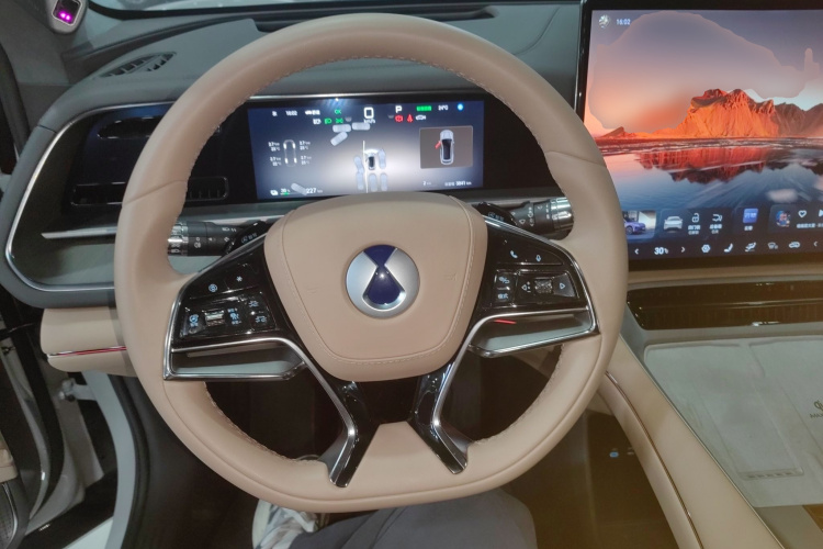 腾势N7 2025款 630 四驱智驾双激光旗舰版中控内饰13