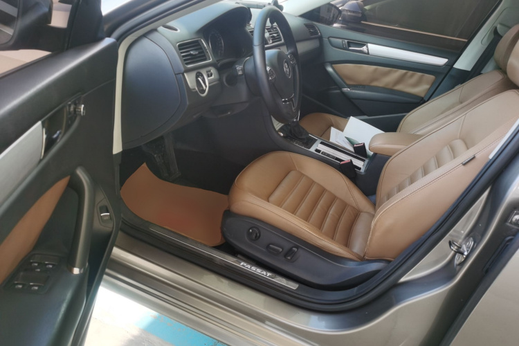 大众 帕萨特 2014款 1.8TSI DSG御尊版中控内饰19