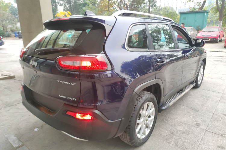 Jeep 自由光 2017款 2.0L 优越版车身外观7