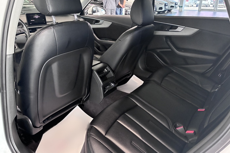 奥迪A4L 2019款 35 TFSI 进取型 国V中控内饰7001