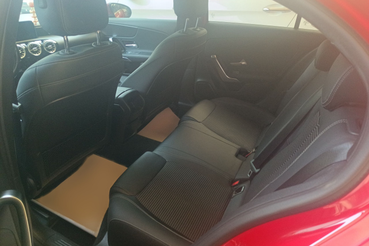 奔驰A级(进口) 2019款 A 200 动感型中控内饰7006