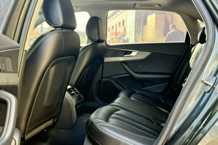 奥迪A4L 2019款 40 TFSI 进取型 国VI中控内饰7007