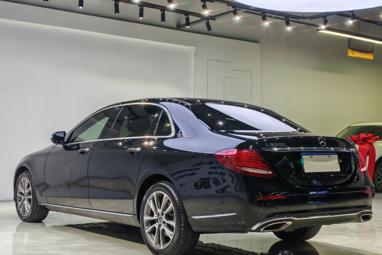 奔驰E级 2018款 改款 E 200 L车身外观6005