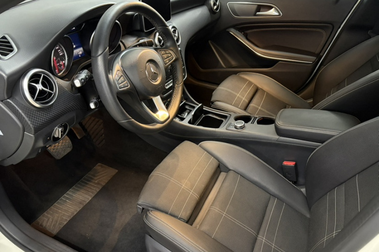 奔驰A级(进口) 2016款 A 200 时尚型中控内饰7009