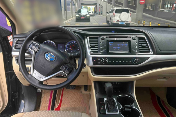 丰田 汉兰达 2018款 2.0T 四驱精英版 7座 国V中控内饰7001