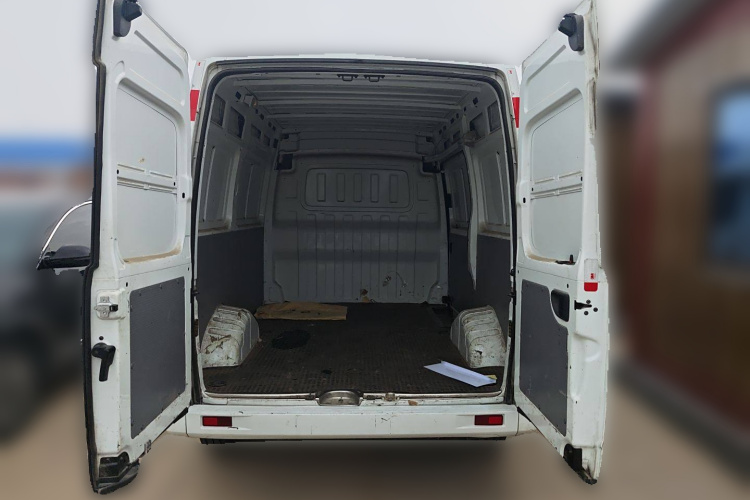 上汽大通MAXUS 新途V80 2021款 2.0T 手动经典城配王短轴超低顶3座局部细节23