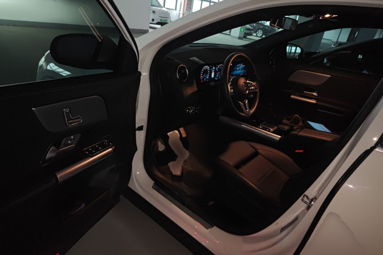 奔驰GLA 2023款 GLA 200中控内饰7003