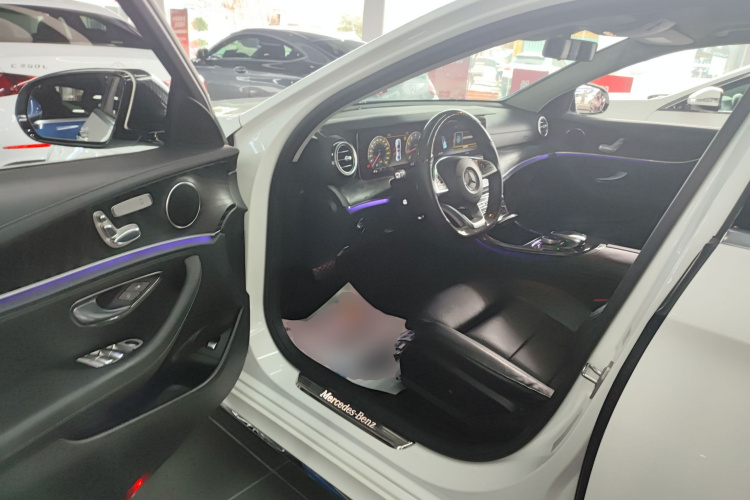 奔驰E级 2016款 E 200 L 运动型中控内饰7003