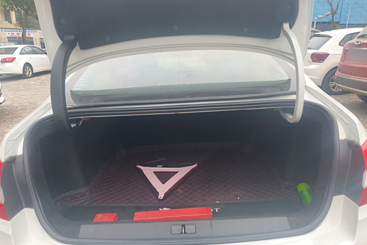 标致408 2014款 1.8L 自动豪华版机舱底盘23