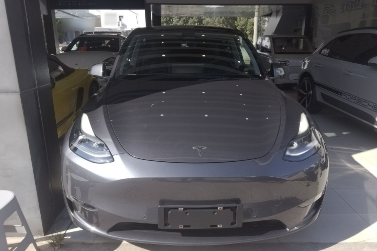 特斯拉 Model Y 2021款 长续航全轮驱动版车身外观2