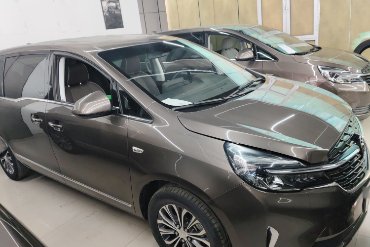 别克GL8 2022款 陆上公务舱 652T 豪华型车身外观3