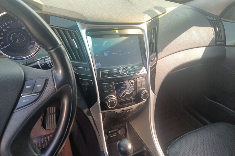 现代 索纳塔 2015款 经典 2.0L 自动豪华版局部细节16