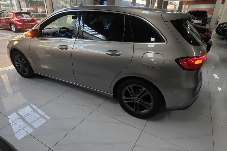 奔驰B级 2020款 B 180车身外观4