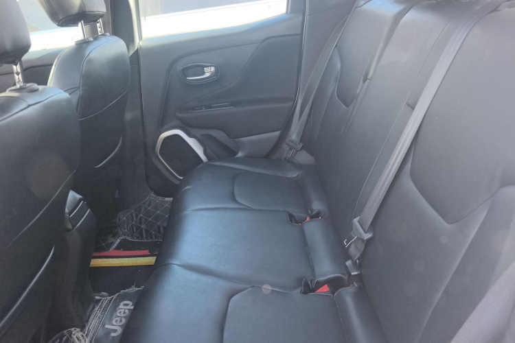 Jeep 自由侠 2017款  180T 自动劲能版中控内饰7004