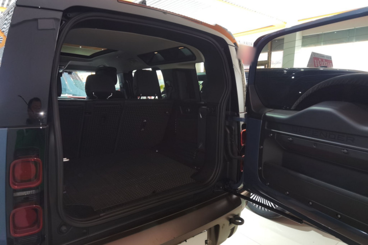 路虎卫士 2023款 110 3.0T P400 X-DYNAMIC HSE机舱底盘23