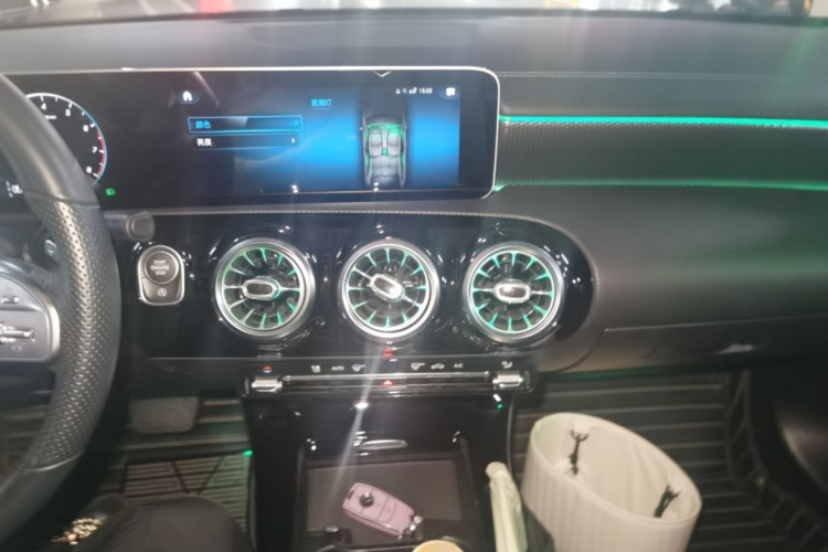 奔驰A级 2019款 A 200 L 运动轿车局部细节16