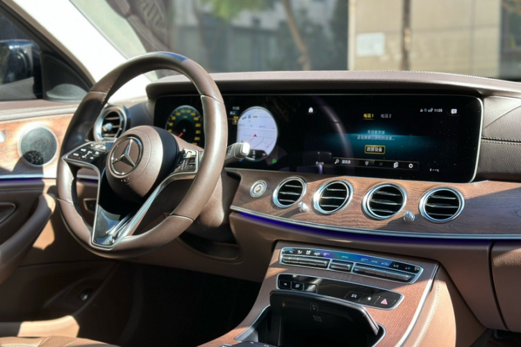 奔驰E级 2023款 改款 E 300 L 时尚型中控内饰7004