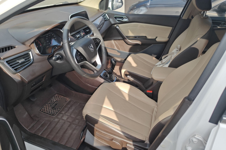 宝骏310W 2017款 1.5L 手动时尚型 国V中控内饰19