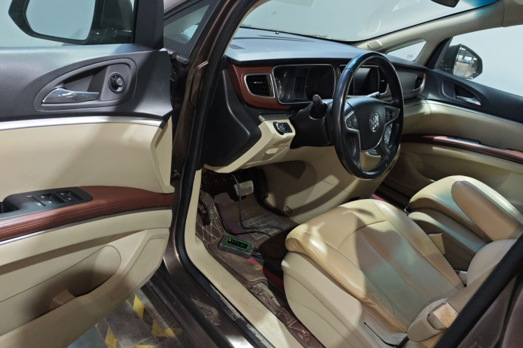 别克GL8 2017款 25S 舒适型 国V中控内饰7003