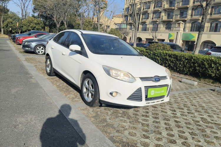 福特 福克斯 2012款 三厢 1.6L 手动风尚型车身外观3