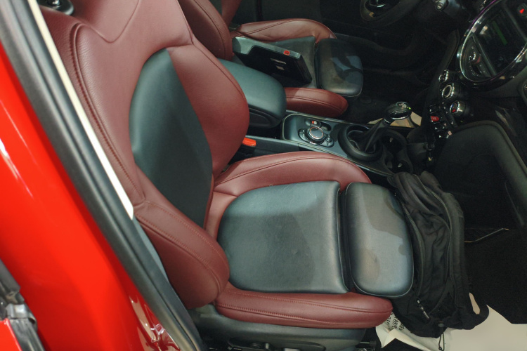 MINI Countryman 2017款 1.5T COOPER ALL4 非常假日版 辣椒红局部细节41