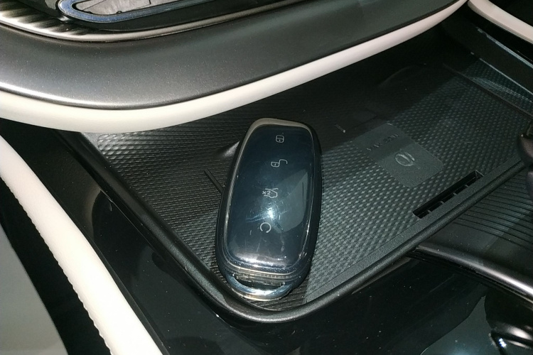 腾势D9 2024款 DM-i 980 四驱尊荣型中控内饰7001