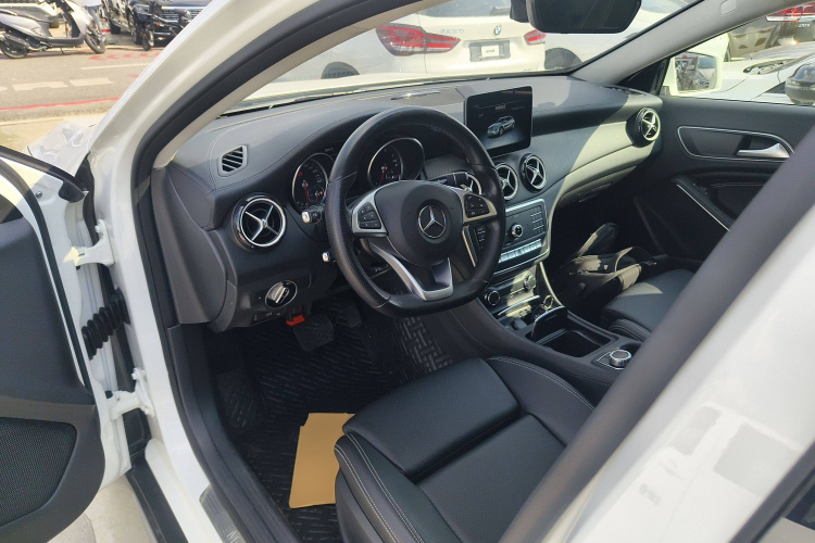 奔驰GLA 2019款 GLA 200 时尚型中控内饰7002