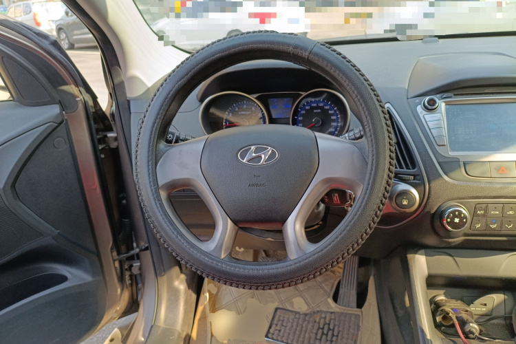 北京现代ix35 2013款 2.0L 手动两驱舒适型GL 国IV中控内饰13