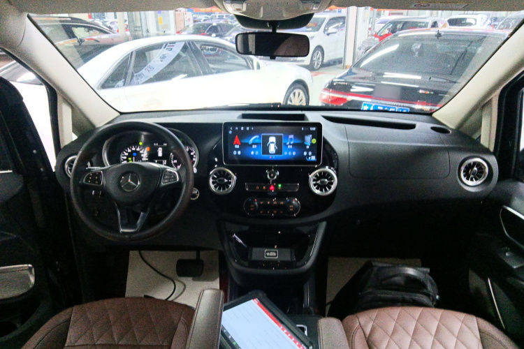 奔驰 威霆 2016款 2.0T 精英版中控内饰12