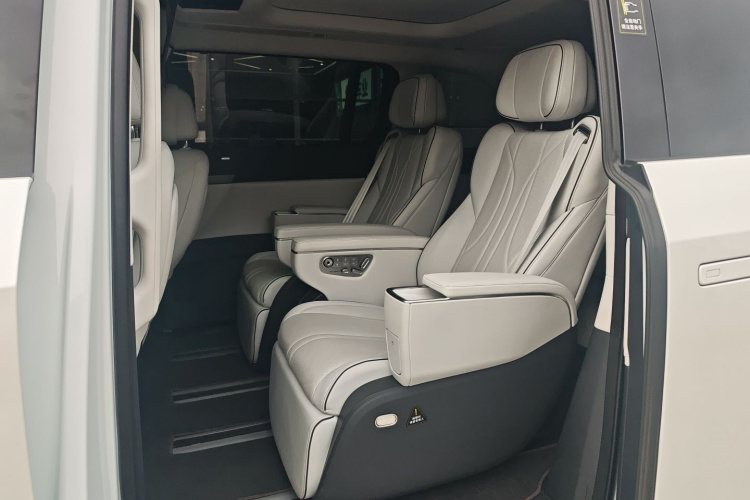 小鹏X9 2025款 650长续航 Max中控内饰7004