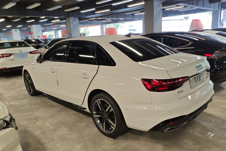 奥迪A4L 2022款 40 TFSI 豪华动感型车身外观4
