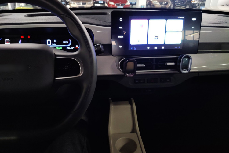 吉利银河 2025款 210km 熊猫骑士中控内饰12