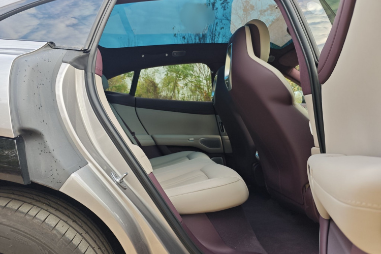 小米汽车 小米YU7 2025款 超长续航高性能四驱Max版中控内饰7009